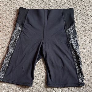 Athleta stay fly short 9"